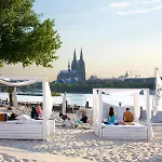 Sunset - Du, Deine Truppe Und Eine Einzigartige Stadt -